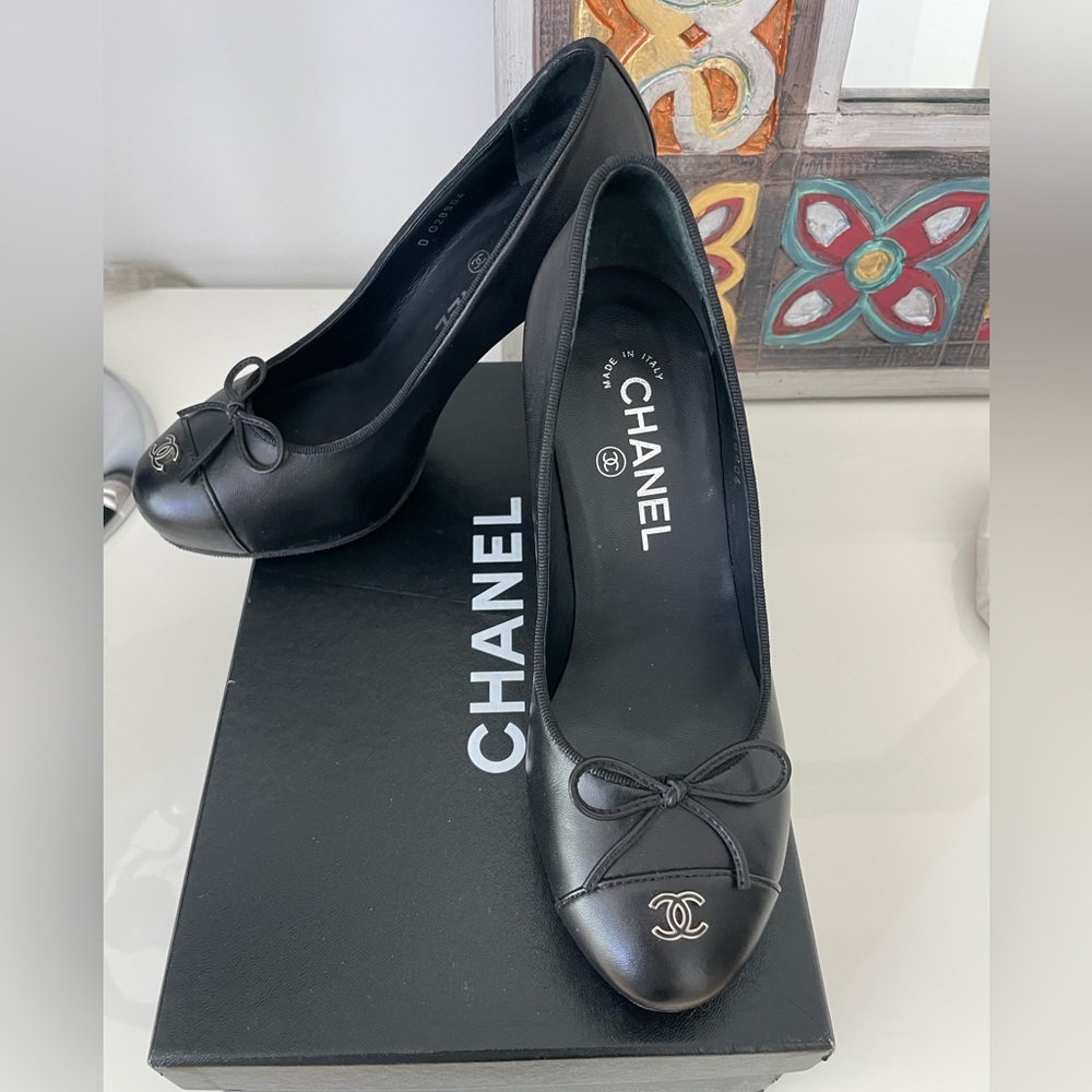 Chanel Escarpin leather high heel pumps.